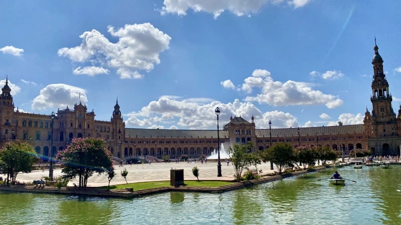 Plaza de España en Sevilla: Belleza y grandeza arquitectónica