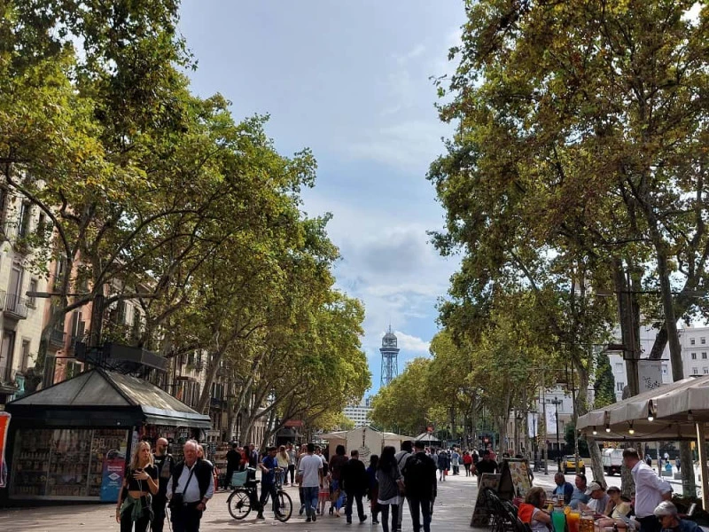 La Rambla en Barcelona: Vida y cultura callejera