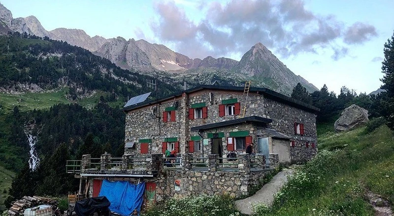 Explorando los refugios en los Pirineos