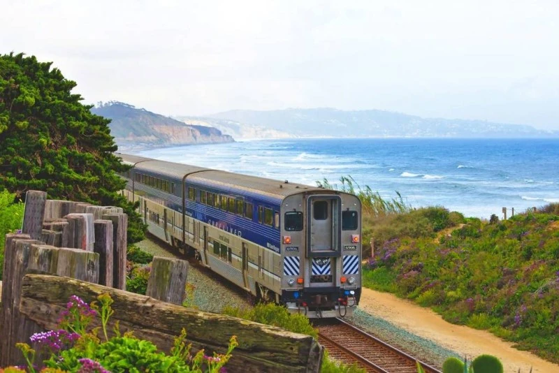 Viaje en tren hacia los mejores bungalows costeros