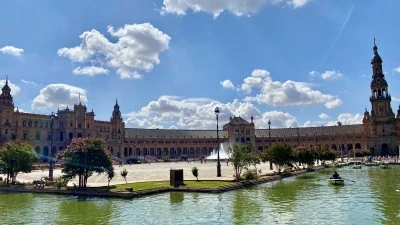 Plaza de España en Sevilla: Belleza y grandeza arquitectónica