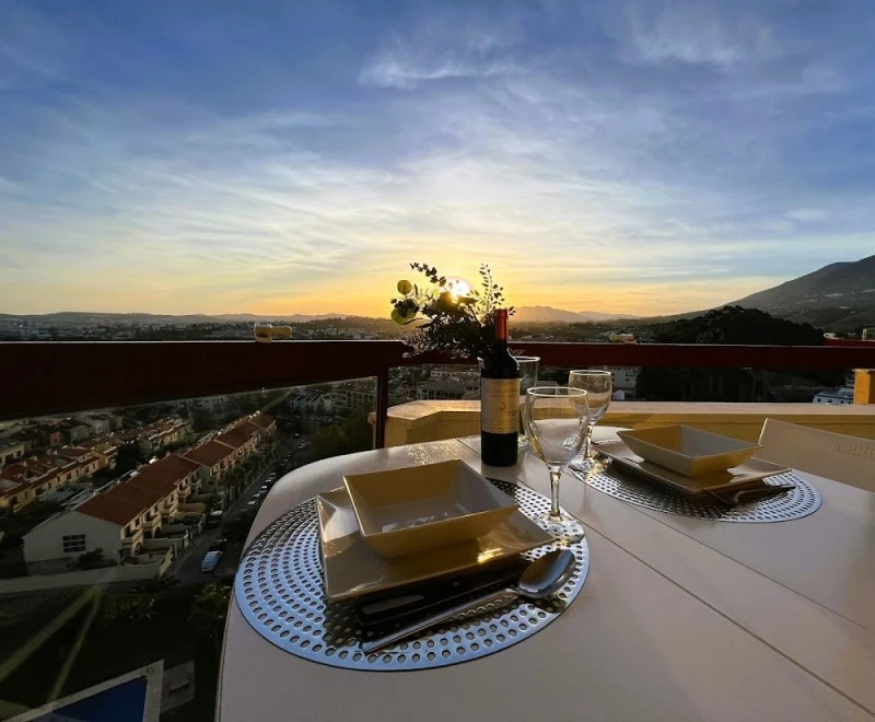 Apartamento a 900 m de la playa y con vistas al mar en Fuengirola