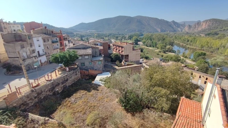Cal Perico Apartaments / AUCCA Climbing
