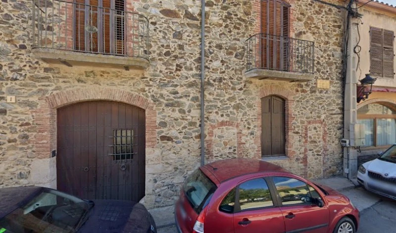 Casa a la plaça de l'Església, 1 (Garriguella)