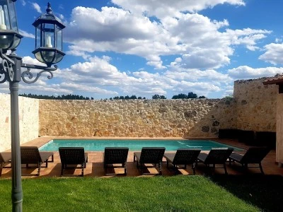Casa Rural La Fuente del Pinar en Segovia. Con piscina, chimenea, wifi y barbacoa