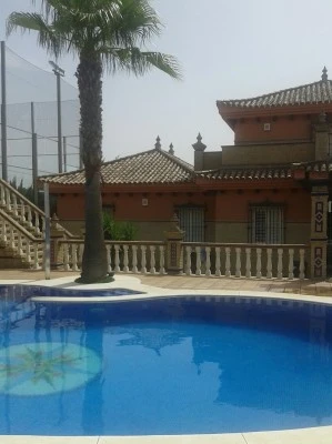 Casa con Pista de Padel (Villa San Luis)