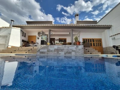 Casa Rural Los Pinillos con piscina Casa rural para grandes grupos en Motilleja muy cerca de Albacete