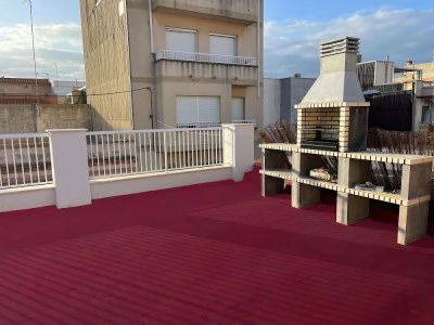 Planta baja iluminada amplia terraza